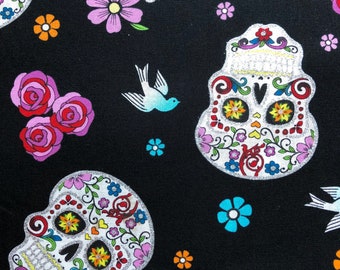 Tecido de algodão leve com estampa de caveiras mexicanas flutuantes (1/2 jarda).