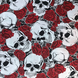 Schädel mit roten Rosen Leichter gewebter Baumwollstoff Traditionen Halloween Neuheit Schädel rote Rosen Quilten Nähen Basteln Baumwolle