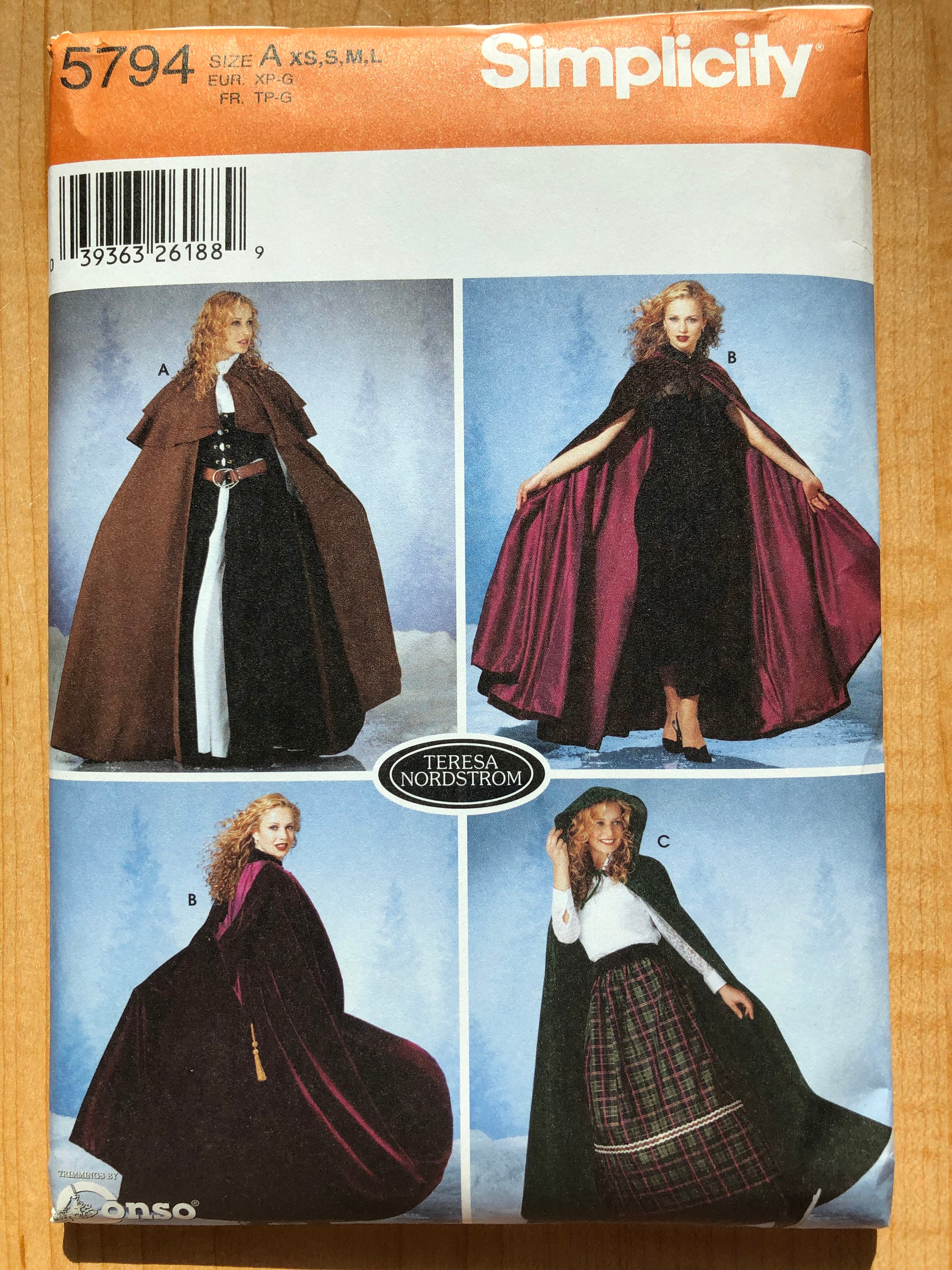 Short hooded cape with slits Sewing Pattern Beginner