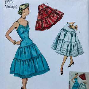 Puede incluir: Patrón de costura Simplicity vintage 8456 D5 de la década de 1950. El patrón presenta ilustraciones de un vestido azul y dos faldas. El patrón incluye información de tallas para tallas estadounidenses 4-12 y tallas europeas 30-38.