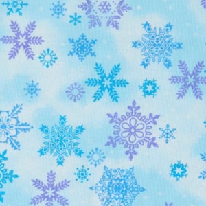 Pode incluir: Um fundo azul claro com um padrão repetitivo de flocos de neve em vários tons de azul e roxo.
