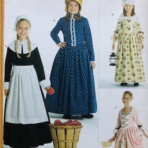 Pode incluir: Um padrão de costura com quatro designs de figurinos históricos diferentes para crianças. Os designs incluem um vestido de bolinhas azul e branco, um vestido de peregrino preto e branco, um vestido rosa com flores e um vestido amarelo com flores. O padrão inclui instruções para fazer cada fantasia.