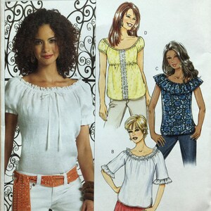 Puede incluir: Un patrón de costura para una blusa de mujer con cuello fruncido. El patrón incluye cuatro estilos diferentes de blusas, cada una con un cuello y una longitud de manga diferentes. El patrón es de Butterick y está etiquetado como "Rápido y fácil".