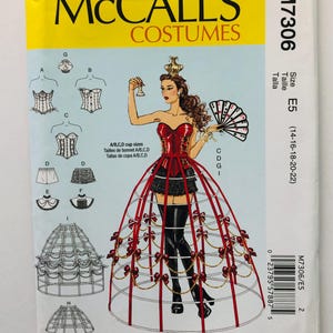 Puede incluir: Patrón de costura McCall's Costumes M7306. El paquete presenta un dibujo de una mujer con un corsé rojo y una falda jaula. El patrón incluye varios elementos de vestuario y tallas de copa. El paquete es amarillo y blanco.