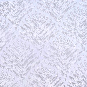 Könnte beinhalten: Weißer Hintergrund mit einem sich wiederholenden Muster aus grauen, stilisierten Blättern. Die Blätter sind in einer Diamantform angeordnet.