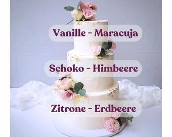 Puede incluir: Un pastel de boda de tres pisos decorado con flores rosas y blancas y pan de oro. Las capas del pastel están etiquetadas con los sabores: Vanille - Maracuja, Schoko - Himbeere y Zitrone - Erdbeere.