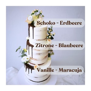 Puede incluir: Un pastel desnudo de tres pisos decorado con ganache de chocolate y flores frescas. Las capas del pastel están etiquetadas como "Vanille - Maracuja", "Zitrone - Blaubeere" y "Schoko - Erdbeere".