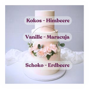 Könnte beinhalten: Eine dreistöckige Hochzeitstorte, verziert mit frischen Blumen und einem silbernen Ring. Die Tortenschichten sind mit "Kokos - Himbeere", "Vanille - Maracuja" und "Schoko - Erdbeere" beschriftet.