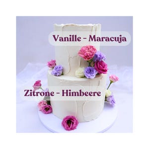 Op de afbeelding: Een witte bruidstaart met twee lagen, versierd met botercrème en verse bloemen. De bovenste laag is gelabeld "Vanille - Maracuja" en de onderste laag is gelabeld "Zitrone - Himbeere".
