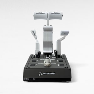 Puede incluir: Un cuadrante de acelerador Boeing negro y gris con dos palancas blancas con las etiquetas "DISENGAGE" y "SPO BRK". El cuadrante de acelerador tiene una perilla negra etiquetada como "THROTTLE" y dos botones negros etiquetados como "REAR" y "AUX", y el texto "ENG 1&2" y "3&4" está impreso en la parte inferior.