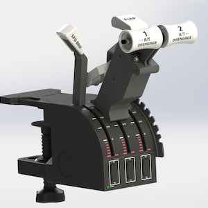 Op de afbeelding: Zwart vliegtuigbedieningspaneel met vier rode en zwarte schakelaars, drie zwarte knoppen met rode markeringen en twee witte hendels met zwarte tekst. De hendels zijn geëtiketteerd met "SPO BRK", "1 - R/T DISENGAGE" en "2 - R/T DISENGAGE". Het paneel is gemonteerd op een zwarte klem met een schroefverstelling.
