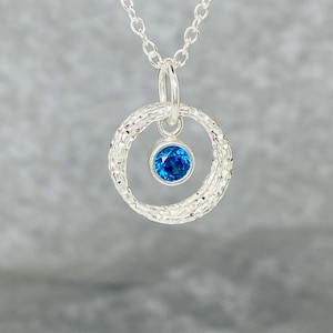 Collar de plata esterlina con topacio azul y circonita cúbica como piedra natal de diciembre