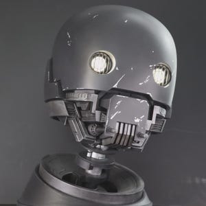 Pode incluir: Um close-up da cabeça de um robô cinza, com sinais de desgaste. Dois elementos circulares iluminados assemelham-se a olhos. O design incorpora detalhes mecânicos complexos, incluindo uma mandíbula segmentada e uma cabeça arredondada.