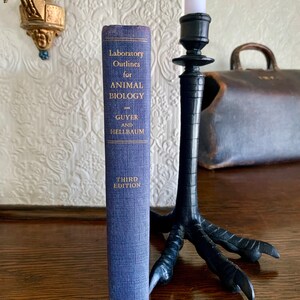 以下が含まれることがあります： ハーパープレス発行の、ガイとヘルバウムによる「Laboratory Outlines for Animal Biology, Third Edition」というタイトルの青いハードカバーの本です。