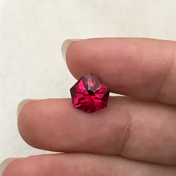 9.5 mm 3.9 cts Round Brilliant Cut Lab Created Ruby 9.5 mm 3.9 cts Round Brilliant Cut Lab Created Ruby