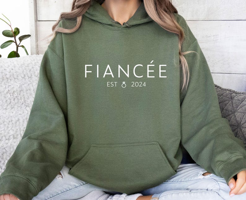 Hoodie verloofde, cadeau voor verloofde, toekomstig mevrouw cadeau, vrouw als cadeau, Valentijnsdag hoodie, valentijnscadeau, hoodie bruid, verloofde trui afbeelding 1