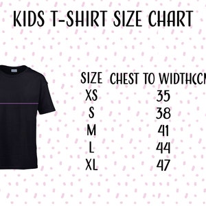 Peut inclure: Un t-shirt noir pour enfants avec une ligne horizontale violette, pr&eacute;sent&eacute; avec un tableau des tailles. Le tableau comprend les tailles XS &agrave; XL, les mesures de la poitrine en cm et les tranches d'&acirc;ge de 3-4 &agrave; 12-14 ans.