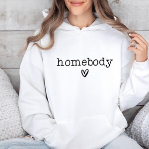 Homebody Hoodie, introvertierter Hoodie, lustiger Angst Hoodie, introvertiertes Geschenk, Homebody Geschenk, unsozialer Hoodie, Hauptliebhaber Hoodie Bild 4