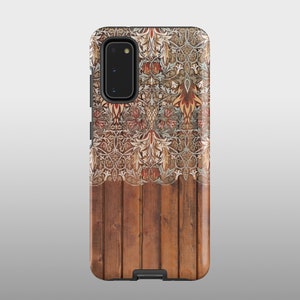 Op de afbeelding: Een telefoonhoesje met een houtnerfdesign en een bloemenpatroon. Het hoesje heeft een uitsparing voor de cameralens.
