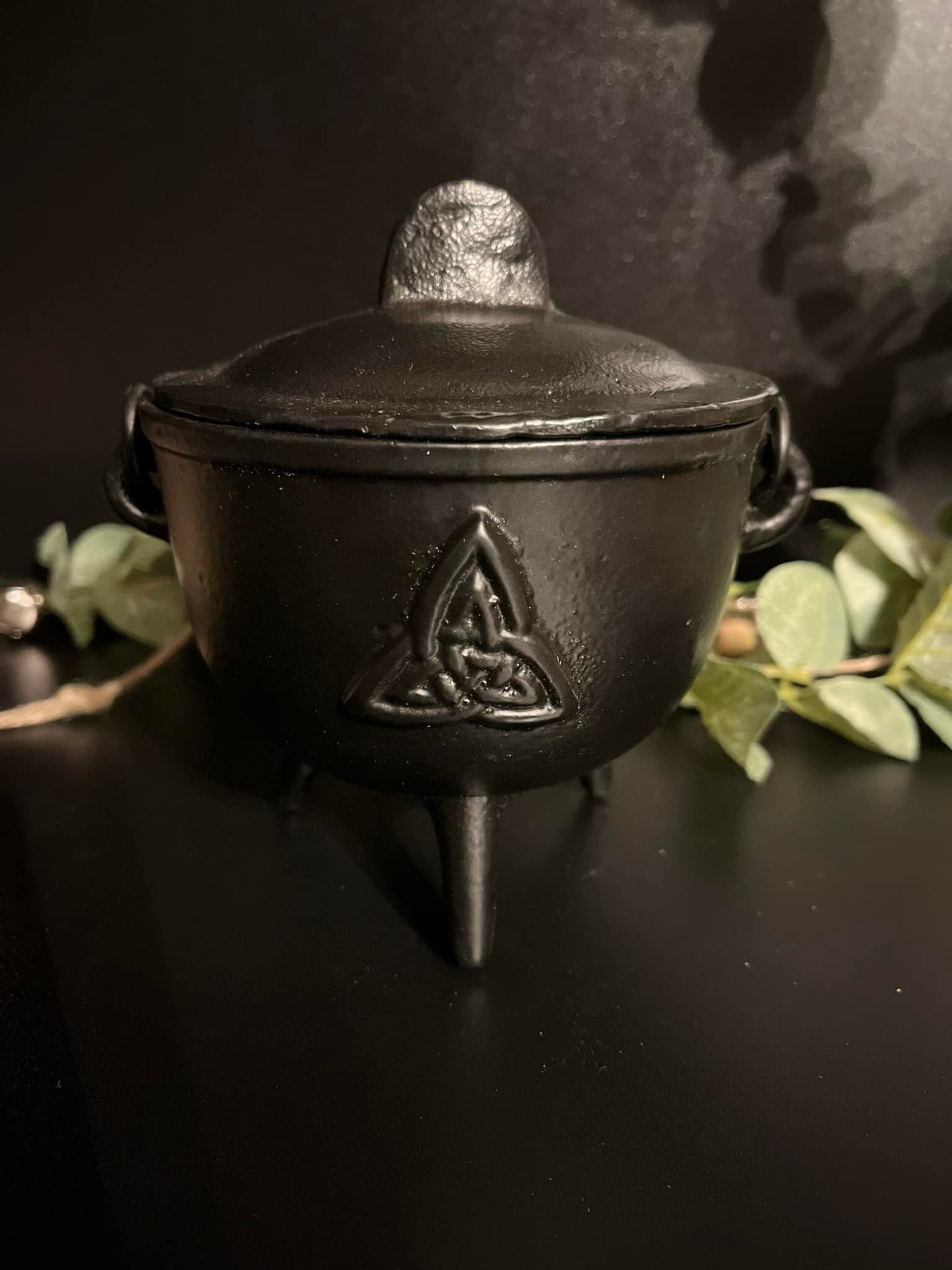 Chaudron en Fonte Sorcière, Ésotérique, Occultisme, Wicca, Sorcellerie, Triquetta, Witch, Witchy,