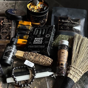 Peut inclure: Un ensemble d'objets rituels comprenant une bougie noire avec cristaux, une boîte de bougies de sortilège, une huile Athame Noir, un sachet de tisane Sortilège Nocturne, un bracelet en hématite, un petit balai et des herbes à encens.