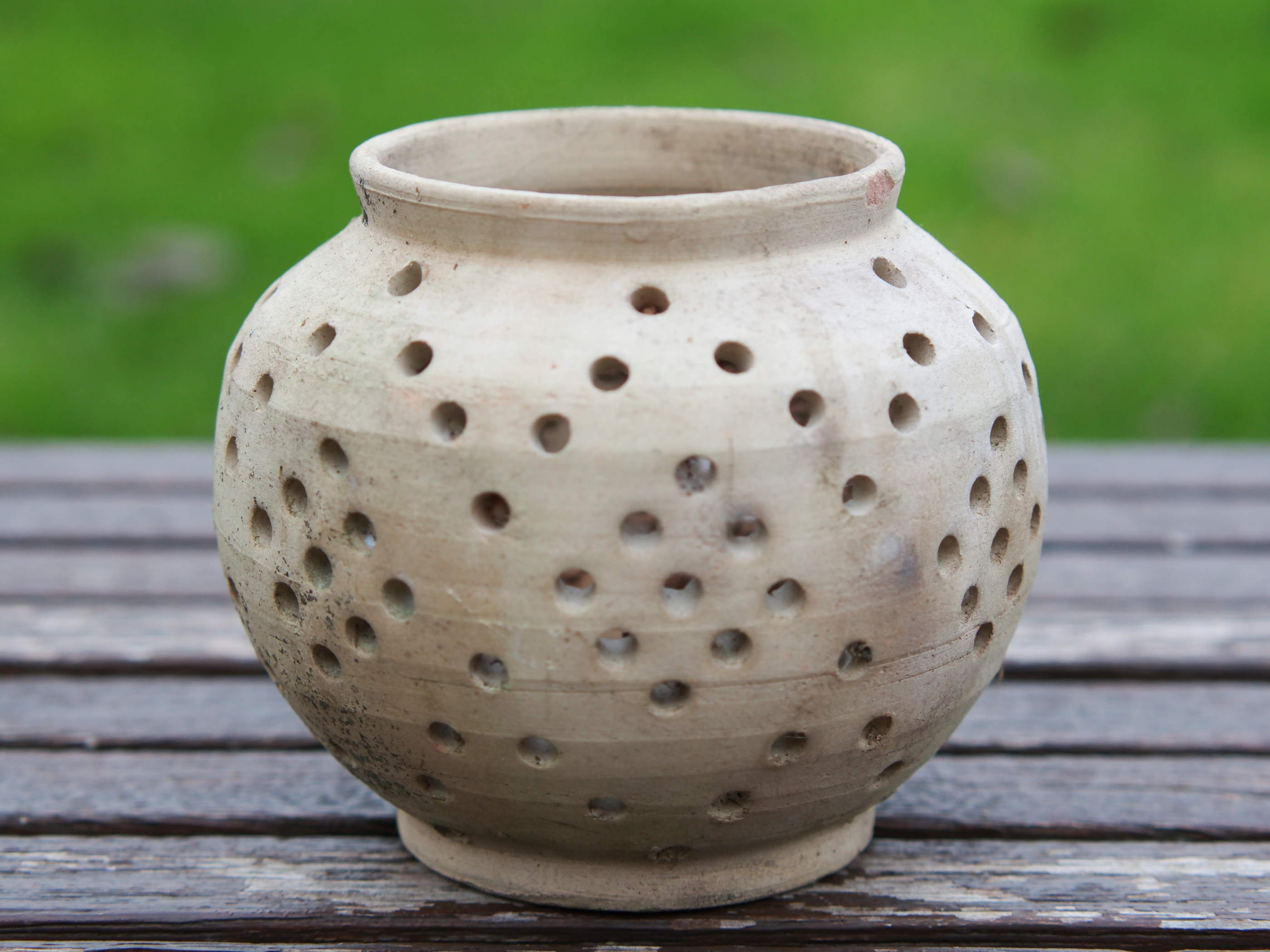 perforated terracotta vase code VMN11