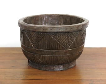 vaso inciso indiano del nagaland . vaso in legno di teak indiano  in stile etnico
