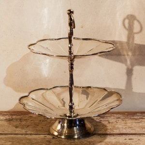 raised, tray in colonial Indian silverplated. LR01