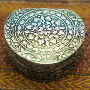 Indian box in silver engraved handmade cod. BIA3