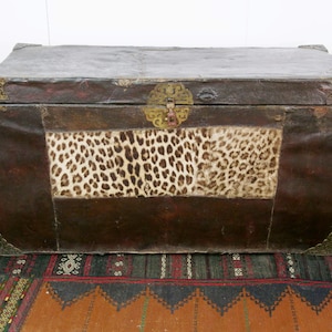 baule tibetano in pelle big antiquariato tibetano , mobili tibetani bauli antichi in pelle
