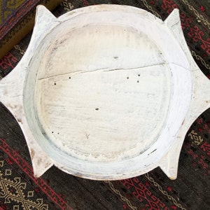 Puede incluir: Tazón de madera blanco con un diseño de estrella. El tazón está ligeramente desgastado y tiene un aspecto rústico.