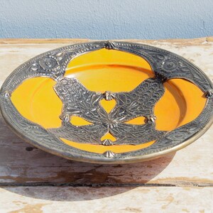 Plato marroquí decorado con terracota marroquí, fes decorado y esmaltado con metal cincelado cod. PMD12