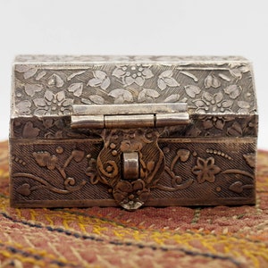 Handmade engraved silver Indian box code BIA1
