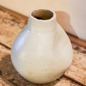 white terracotta vase cod. VMD11 engine