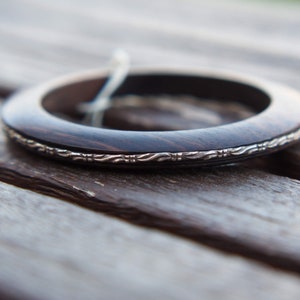 rigid bracelet in ebony and silver cod.BRACC24