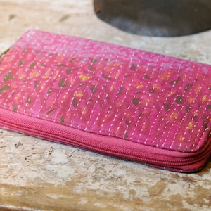 billetera en algodon estilo kantha, tipica étnica india hecha a mano cod.J16