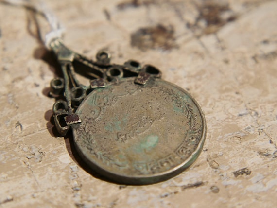 antico pendaglio con moneta in lega di argento - image 7