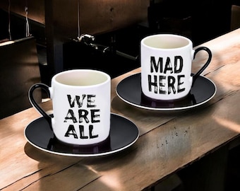 Juego de tazas de café "We Are All Mad Here": Porcelana inspirada en Alicia en el país de las maravillas