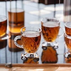 Eleganti tazze da tè in vetro - Set da 2 (160 ml / 5,4 oz) / Design con piedini in stile cristallo, Bicchieri senza tempo, Set di bicchieri senza tempo