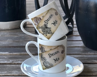 Taza y platillo de café expreso de Alicia en el País de las Maravillas • Taza de café de porcelana vintage "Bébeme"