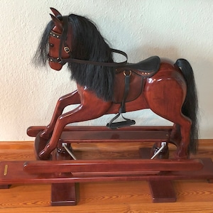 Konik na biegunach na stojaku zabezpieczającym, lite drewno, prawdziwe końskie włosie