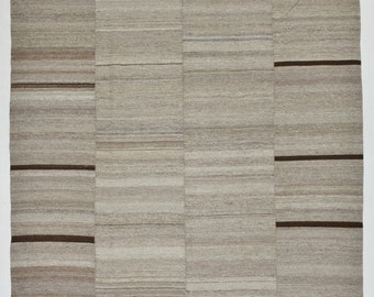 Può includere: Tappeto rettangolare con motivo a righe nei toni del beige e del marrone. Il tappeto misura 373 x 265 cm. Il design presenta strisce verticali di larghezze e colori variabili. Il tappeto è di colore neutro.