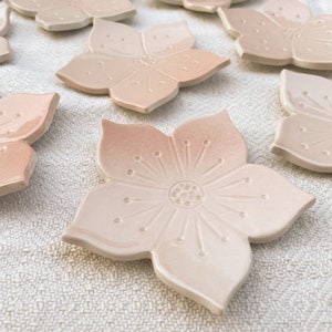 Bomboniere Battesimo Bimba - Piattini a forma di Fiore di Ciliegio Rosa Fatti a Mano - Bomboniere Matrimonio -Piattini Ceramica Fiori Sakura