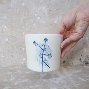Innenvase, handgefertigter Keramik-Übertopf, Pflanzentopf, Topfdeckel, Topfhalter, Übertopf, Botanische Keramik, Blauer Blumendruck