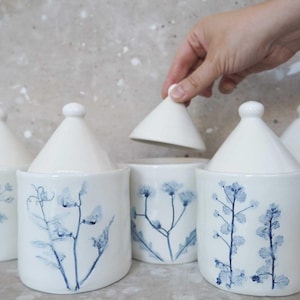 barattoli cucina ceramica botanica con fiori veri impressi dipinti blu
