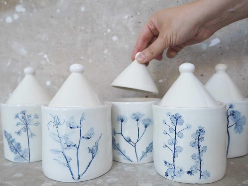 barattoli cucina ceramica botanica con fiori veri impressi dipinti blu