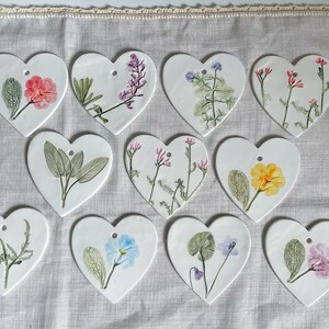 Bomboniere Matrimonio - Set da 10 Cuori in Ceramica Fatti a Mano con Fiori Impressi - Ceramica Botanica - Erbacea LAB