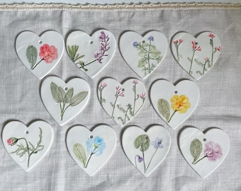 Lembrancinhas de casamento - Conjunto de 10 corações de cerâmica feitos à mão com flores impressas - Cerâmica botânica - Erbacea LAB