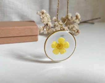 Halskette aus Kunstharz mit echten gelben Wildhahnenblumen, floraler Anhänger, botanischer Schmuck mit gepressten Trockenblumen, Geschenk für Mama