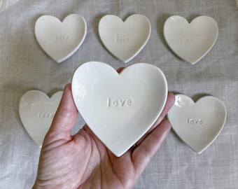 Herzförmiger Keramikteller mit der Aufschrift „Love“, handgefertigt, als Gastgeschenk oder Schmuckkästchen für Hochzeiten geeignet, botanische Keramik
